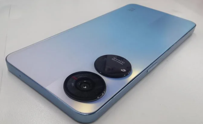 中兴 Axon 40 SE 真机照泄露,配备屏下摄像头(图2) 图片包含 游戏机