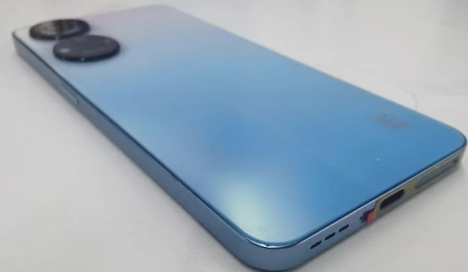 中兴 Axon 40 SE 真机照泄露,配备屏下摄像头(图1) 一些电子设备
中度可信度描述已自动生成