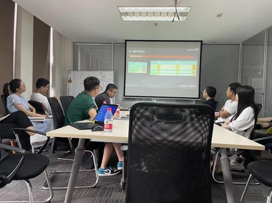 SpreadJS表格技术赋能智慧物联,大华携手葡萄城顺利举办研讨会(图3) 会议室里的人们 描述已自动生成
