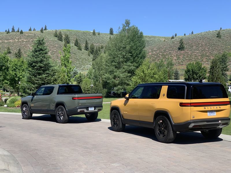 苹果 CEO 库克在太阳谷峰会乘坐 Rivian 电动皮卡兜风