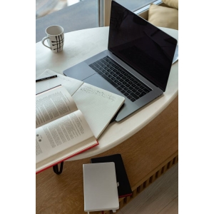 新MacBook Air曝光：苹果刘海屏设计扎眼、首发M2芯片
