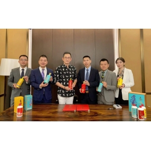 云仓酒庄签约著名演员吴启华为豪迈白酒代言人