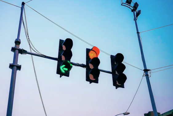 新国标红绿灯被“喷”上热搜！设计师开直播遭网友抵制