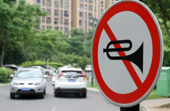 “深圳全市24小时禁止机动车鸣笛”引争议 网友意见一边倒